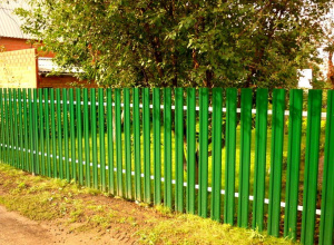Дачный забор зеленый из металлического штакетника