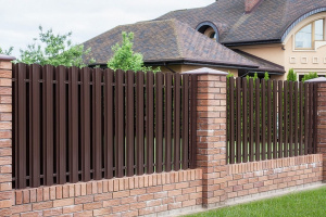 Забор из евроштакетника жалюзи
